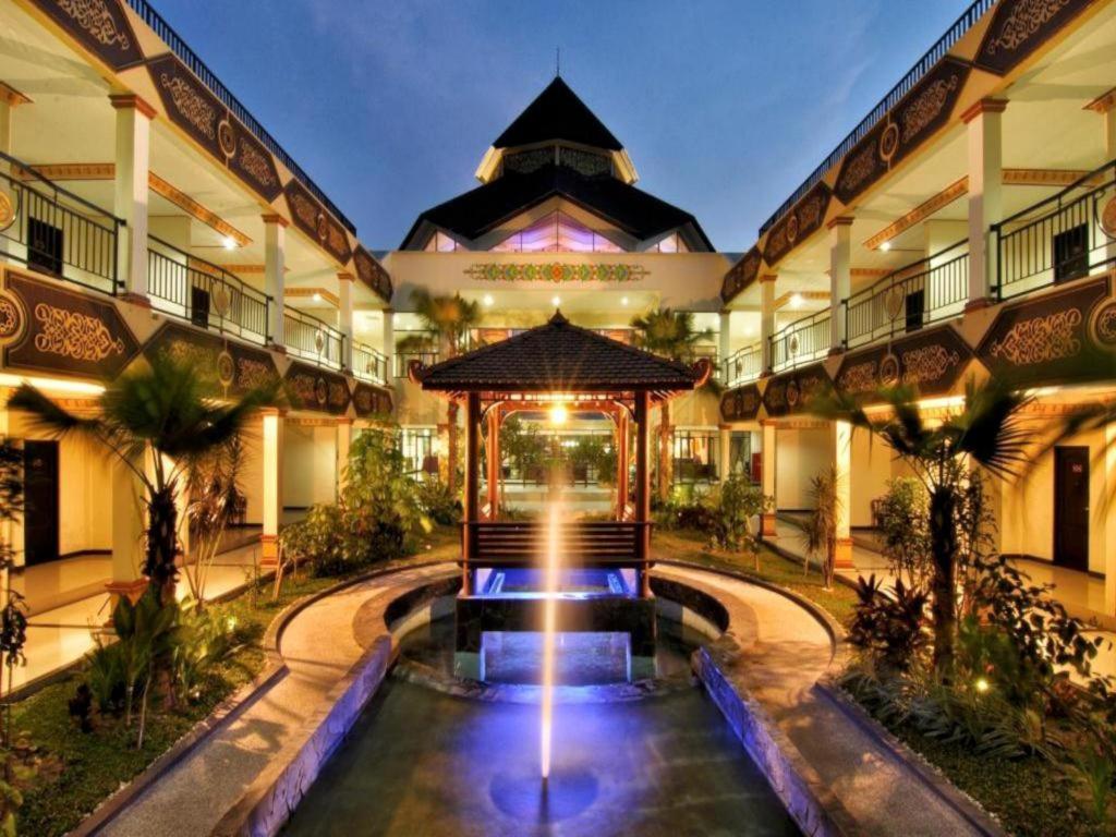 Yusro Hotel Restaurant & Convention Jombang Kültér fotó