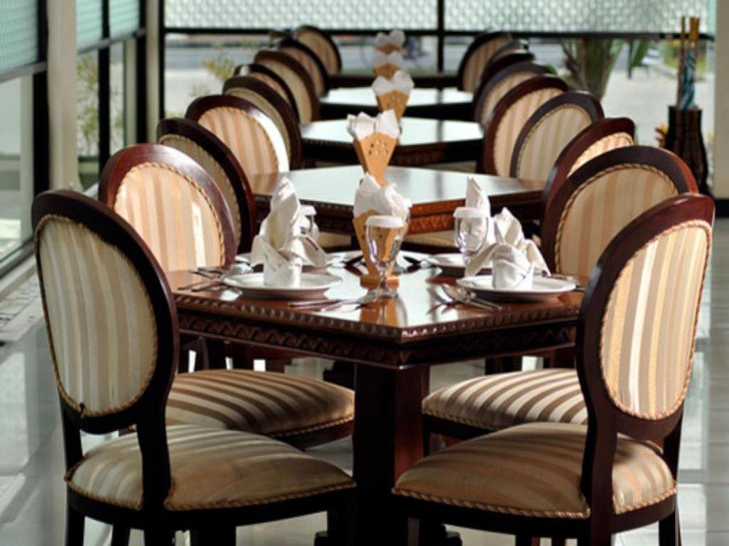 Yusro Hotel Restaurant & Convention Jombang Kültér fotó