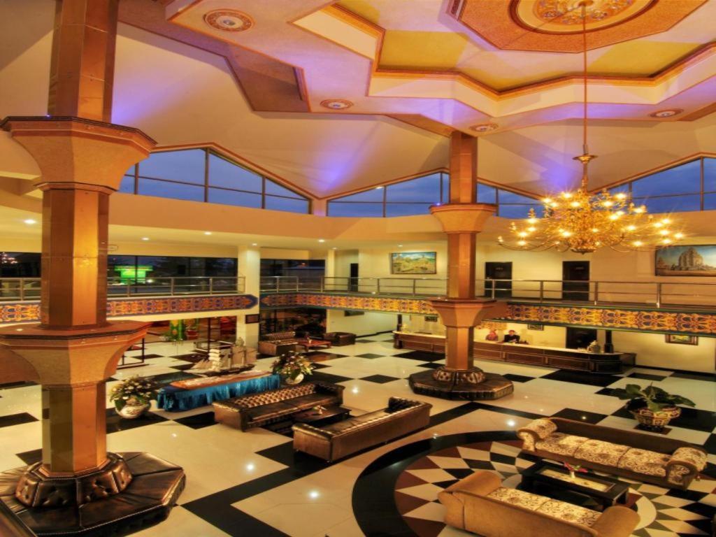 Yusro Hotel Restaurant & Convention Jombang Kültér fotó
