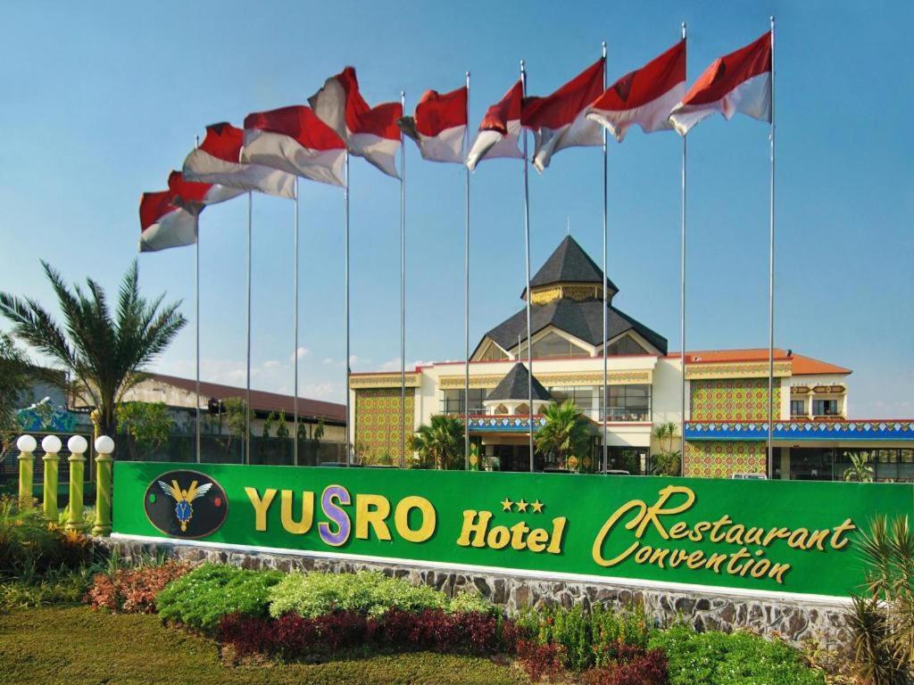 Yusro Hotel Restaurant & Convention Jombang Kültér fotó
