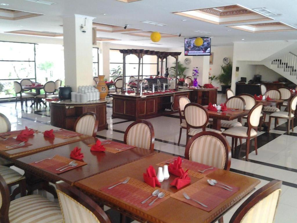 Yusro Hotel Restaurant & Convention Jombang Kültér fotó