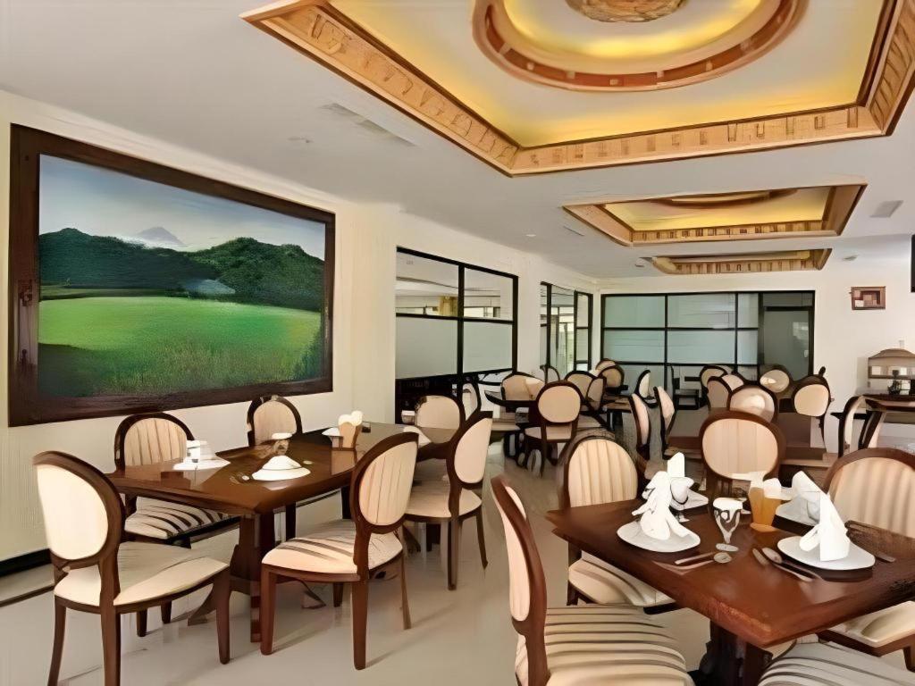 Yusro Hotel Restaurant & Convention Jombang Kültér fotó