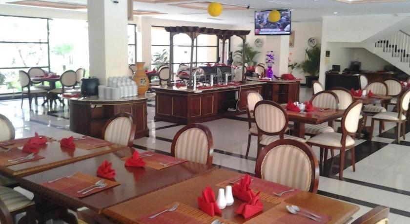 Yusro Hotel Restaurant & Convention Jombang Kültér fotó