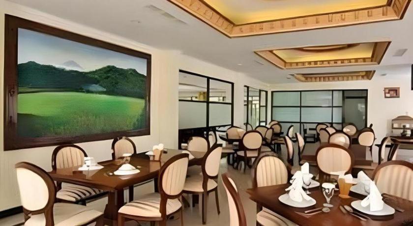 Yusro Hotel Restaurant & Convention Jombang Kültér fotó