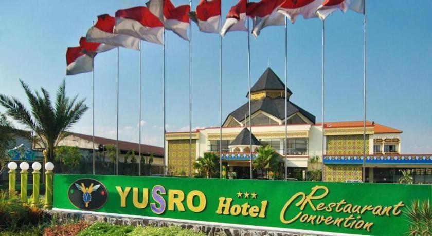 Yusro Hotel Restaurant & Convention Jombang Kültér fotó