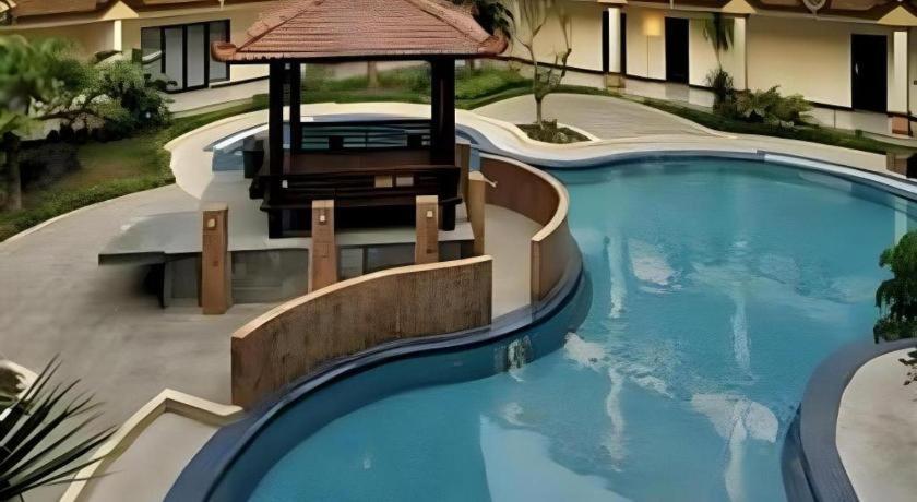 Yusro Hotel Restaurant & Convention Jombang Kültér fotó