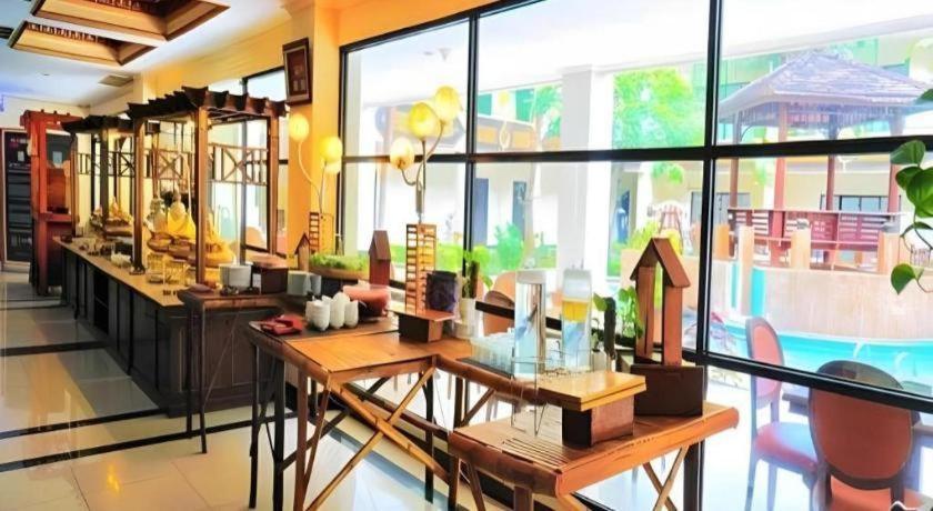 Yusro Hotel Restaurant & Convention Jombang Kültér fotó