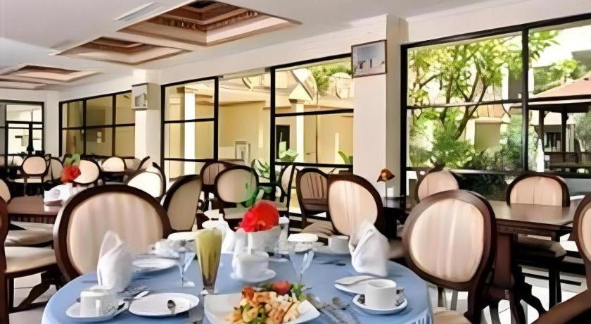 Yusro Hotel Restaurant & Convention Jombang Kültér fotó