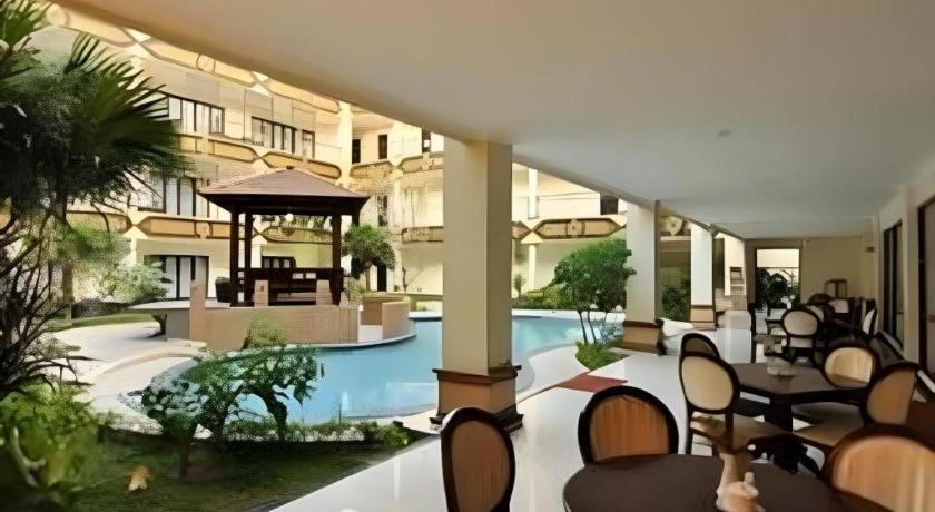 Yusro Hotel Restaurant & Convention Jombang Kültér fotó