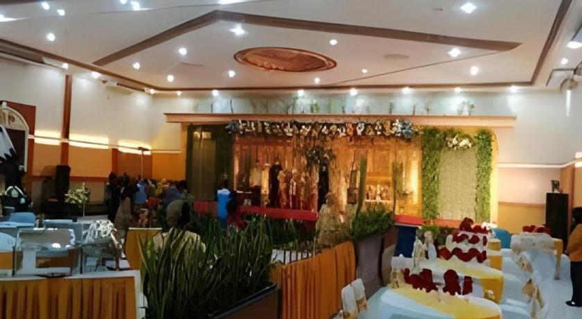 Yusro Hotel Restaurant & Convention Jombang Kültér fotó