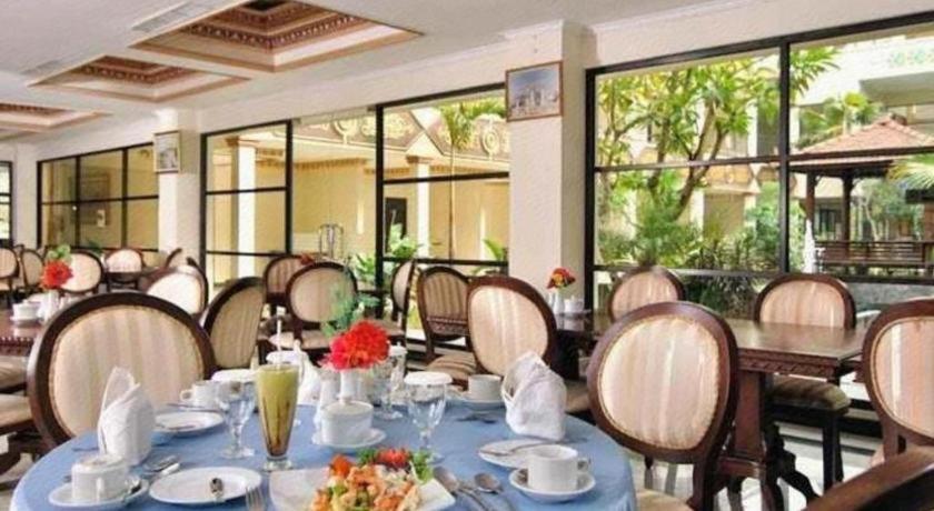 Yusro Hotel Restaurant & Convention Jombang Kültér fotó